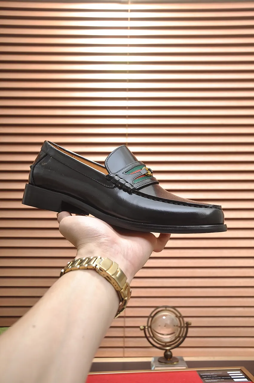 Men's shoes💰580💶Italy's top luxury men's shoe giant (GUCCI) (Gucci) (full cowhide lining) new arrival🍃Original European style🔰 Pleasant to the eye😍In order to make the shoes more durable and non-deformable🌀The production continues to follow traditional methods but there is still no lack of innovation💪Choose original sheepskin for the leather♻️ Smooth and natural And extra bright ⭐Made of imported cowhide, the first choice of rich people 38-45 (45 customized)